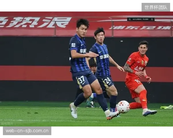 武汉三镇防线赛季表现堪忧,场均失2球的数据使其沦为半程失球最多的球队。 武汉三镇防线赛季表现堪忧,场均失2球的数据使其沦为半程失球最多的球队。